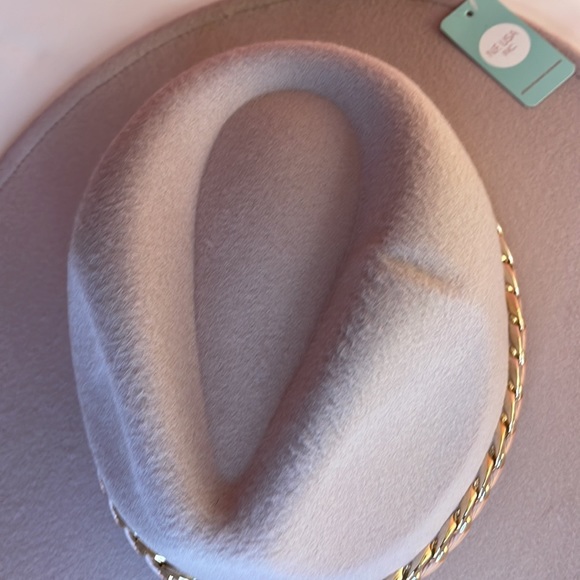 NEW TRENDY BLUSH PINK WIDE BRIM CHUNKY CUBAN GOLD CHAIN DETAIL FEDORA HAT - Picture 5 of 8